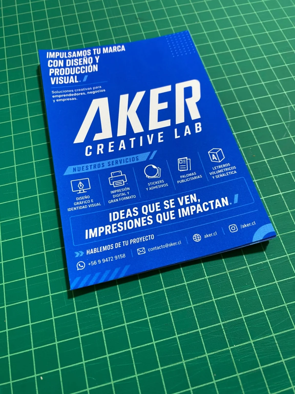 Flyer corporativo AKER impreso sobre base de corte