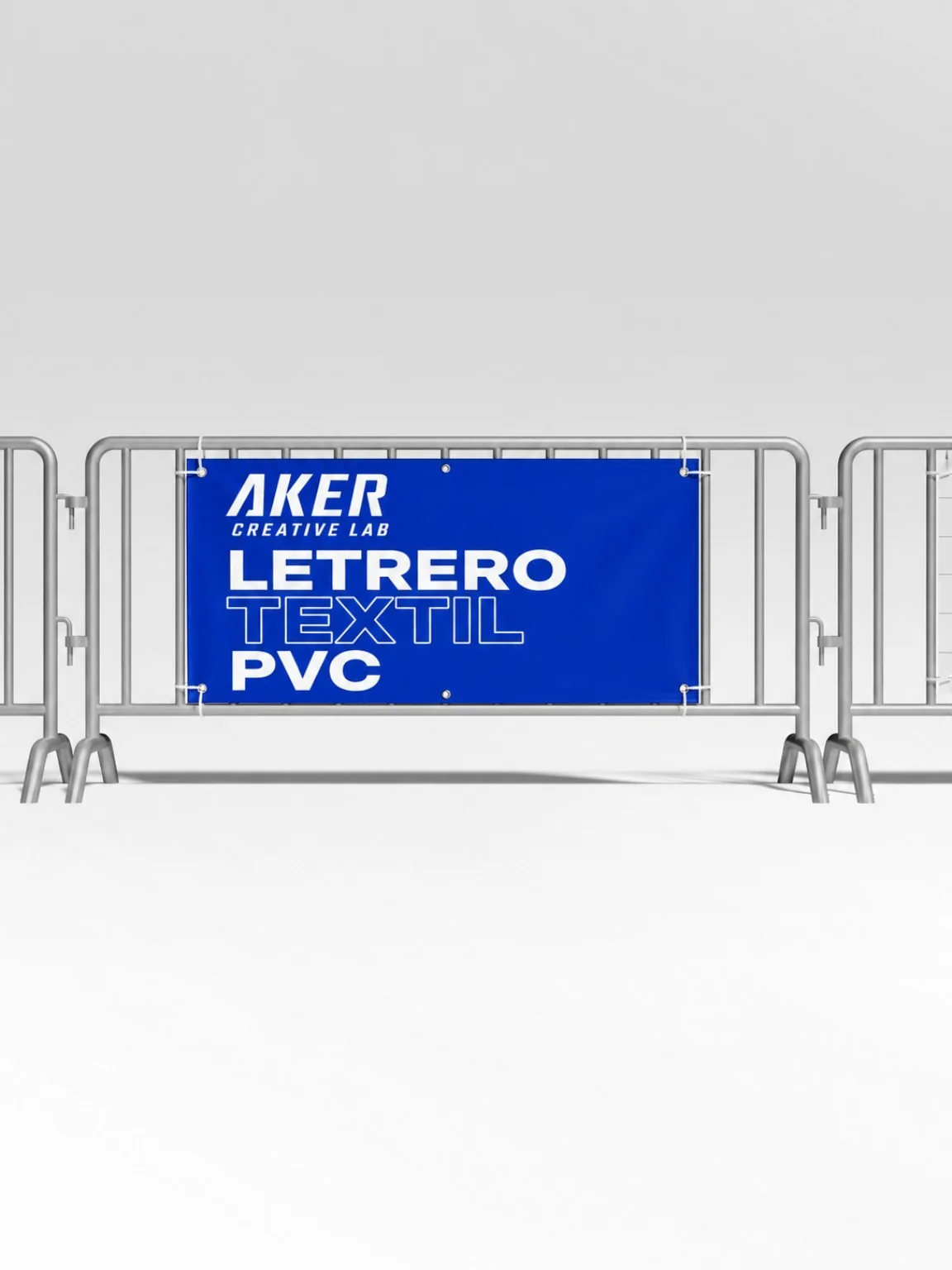 Letrero textil PVC AKER instalado en valla metálica
